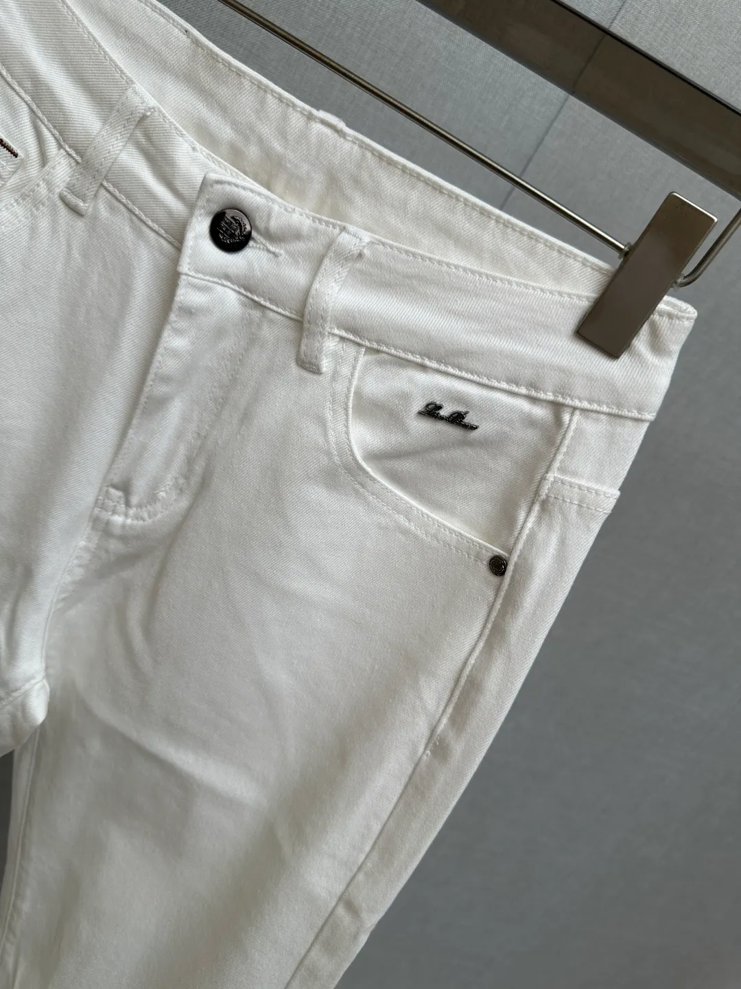Available at the LP official website counter at the same time, the original is a very stylish pair of jeans, customized with original washed denim fabric, unique design, top-notch printing technology letter pattern logo, original hardware accessories decoration, an extremely outstanding pair of jeans, the materials and craftsmanship are extremely luxurious and exquisite, extremely high-grade, handsome and stylish upper body, recommended 👍, Sizes: 29-38
